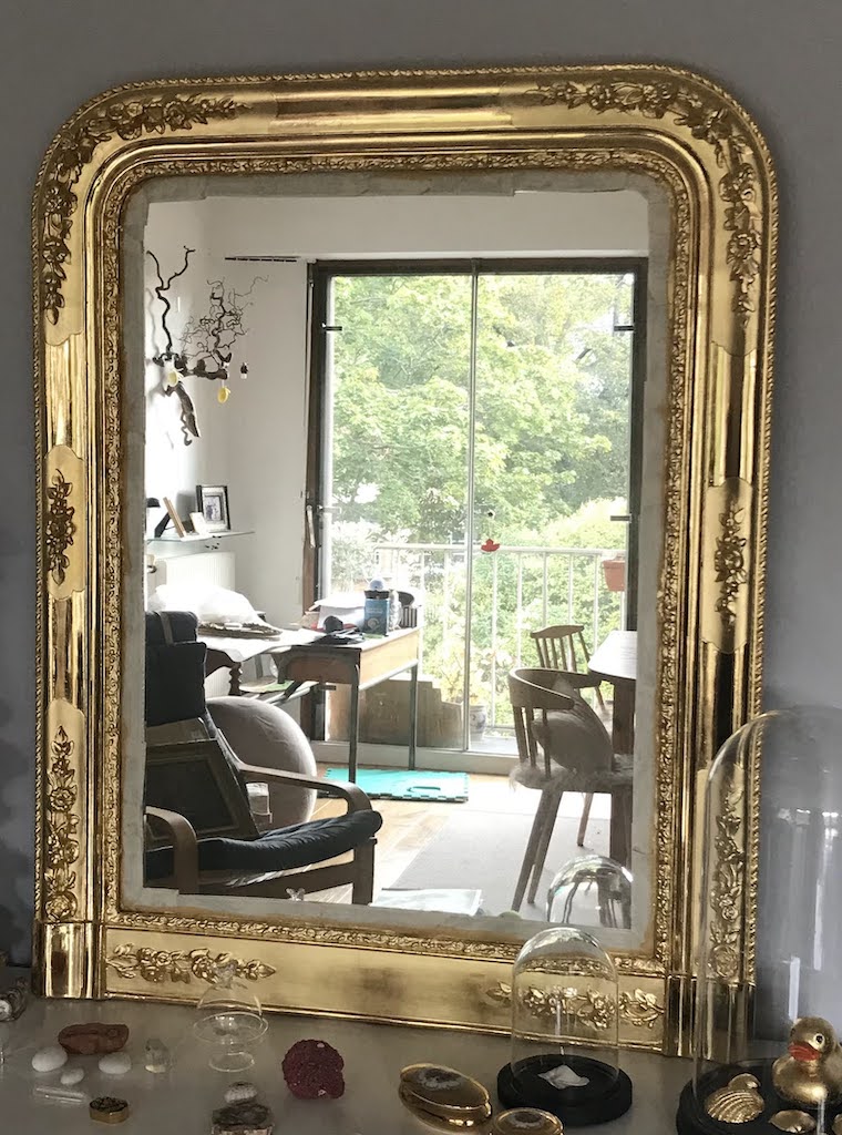 Atelier Anne Masse Dorure - Restauration d'un grand miroir Louis Philippe en bois doré à décor de fleurs moulurées et de zones réservées brunies
