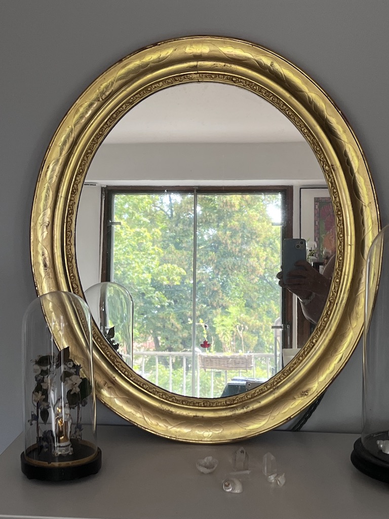 Atelier Anne Masse Dorure - Restauration d'un grand miroir en bois doré à décor floral gravé