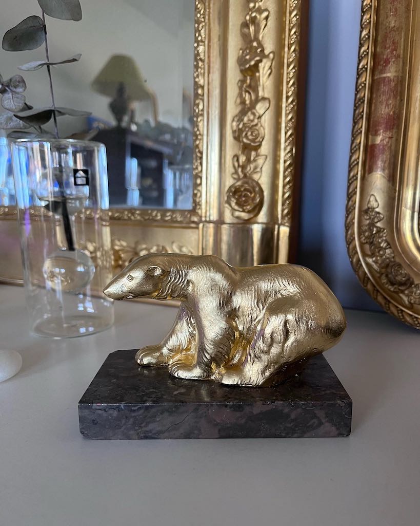 Atelier Dorure Anne Masse - Ancienne statuette d'ours en régule sur base en marbre, dorée à la feuille d'or 22 carats