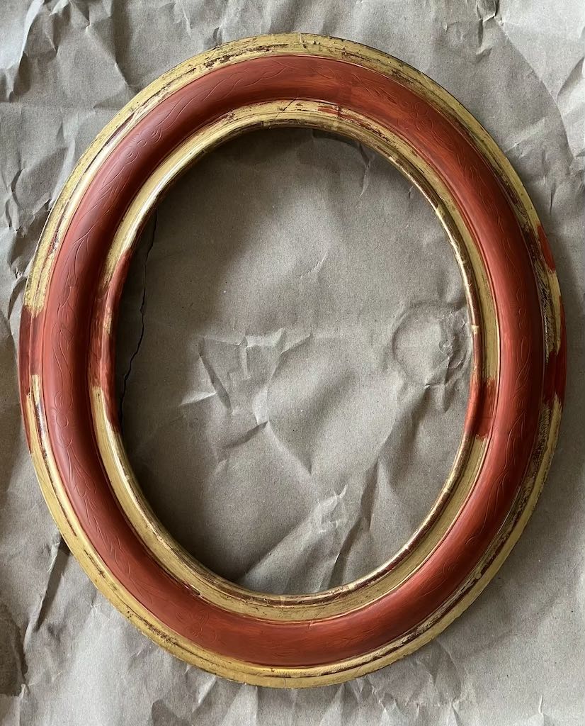 Anne Masse Dorure - petit cadre ovale en bois doré et gravé d'une guirlande florale - assiettage
