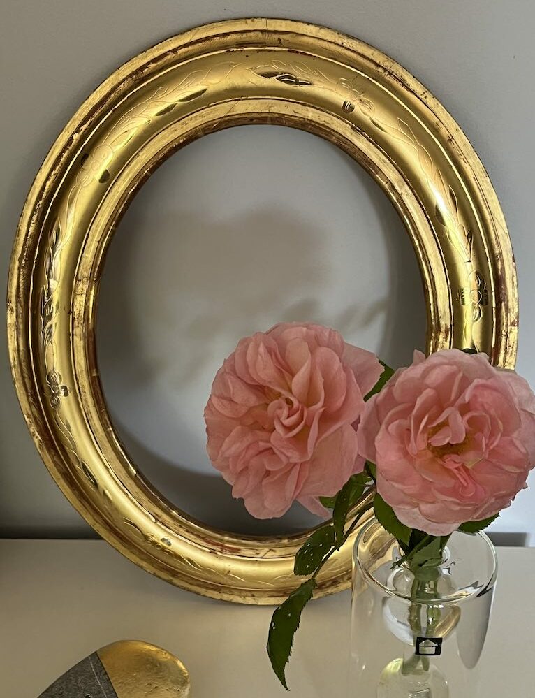 Anne Masse Dorure - petit cadre ovale en bois doré et gravé d'une guirlande florale - après restauration