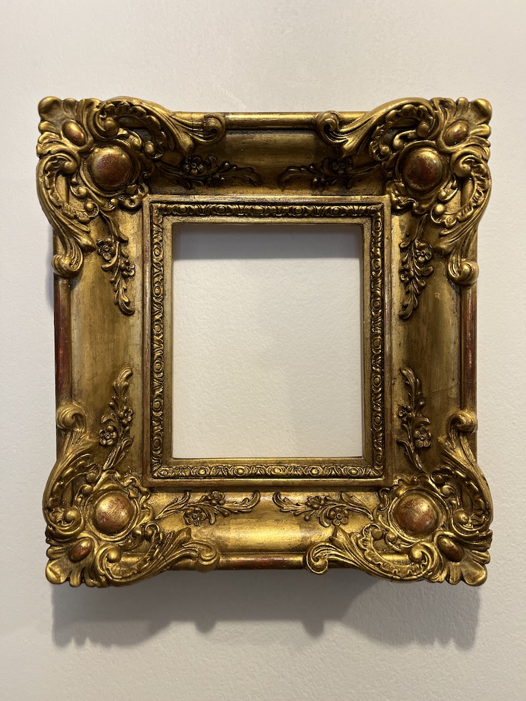 Atelier Dorure Anne Masse - Cadre ancien en bois doré de style Louis XV après restauration et dorure des volutes à la feuille d'or 22 carats