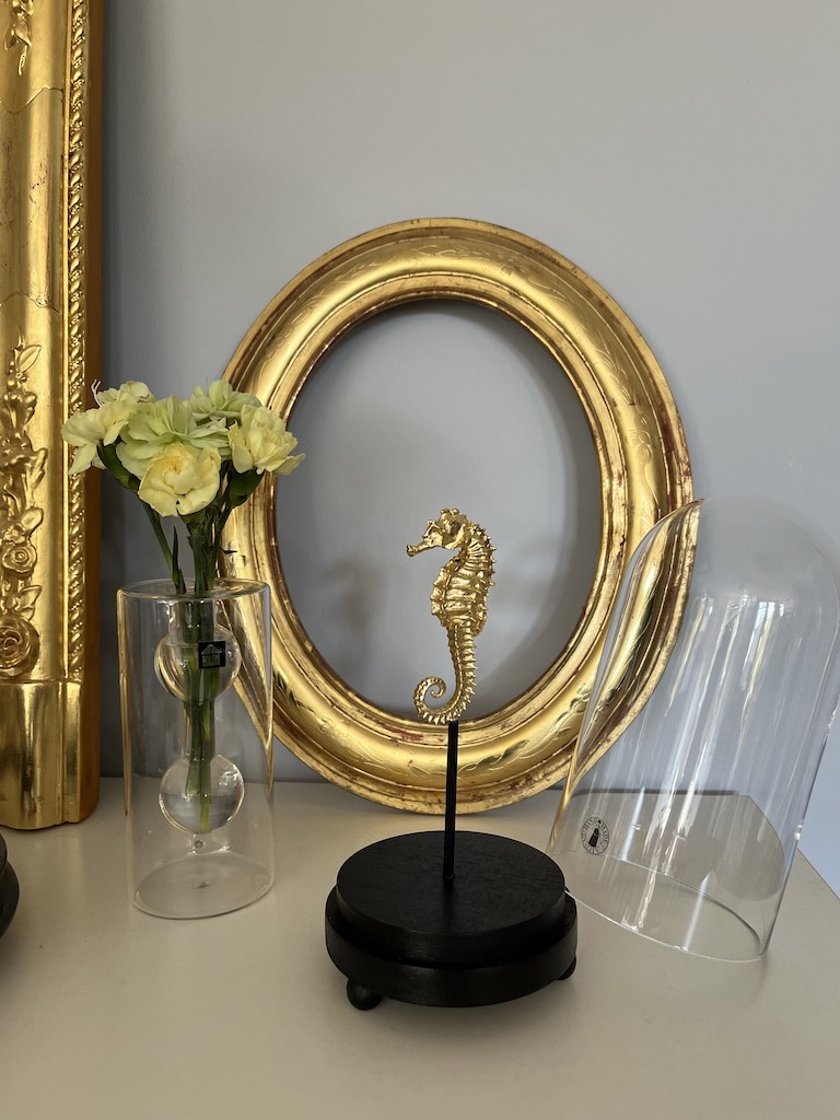 Atelier Dorure Anne Masse - Grand hippocampe naturalisé doré à la feuille d'or 22 carats, sous globe style Napoléon III, cabinet de curiosité